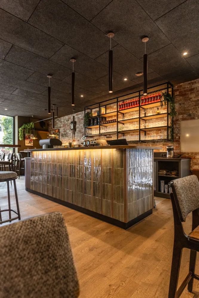 13-Johanns-Bar-Theke-Fliesenstruktur-Derenko-Innenarchitektur-Wien.jpg