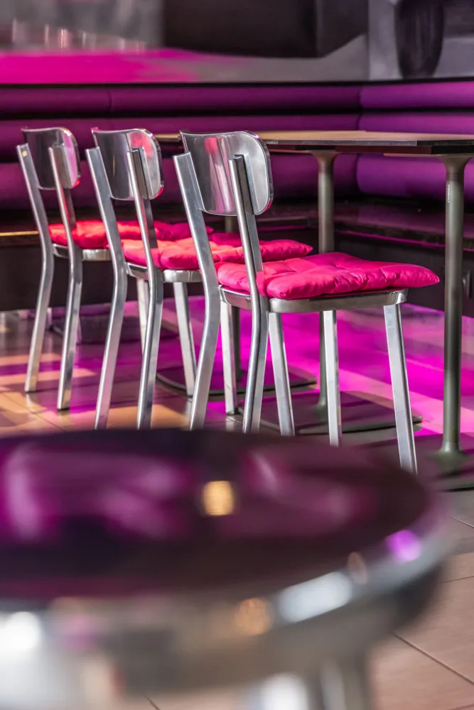 03-LVRS-Burger-Stuehle-Detail-Derenko-Innenarchitekten-Wien.jpg